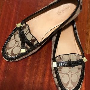 Coach Frida Signature Print Women’s Khaki & Brown Loafer Flats Slip Ons in a 10M